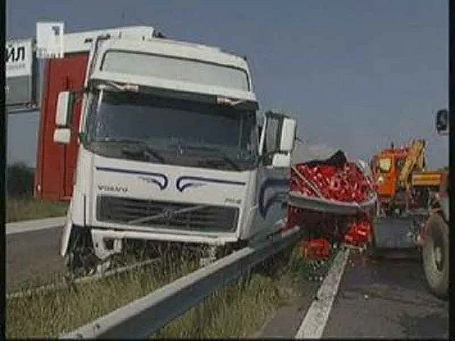 Тир се завъртя и затвори пътя за Юндола