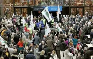 Еврочиновниците готвят на стачка за заплати