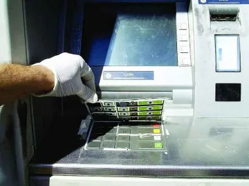 Трима българи свиха 264 хиляди от банкомати в Канада