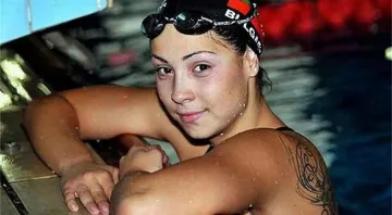 Катя Аврамова плува в шоу на 50 м кроул