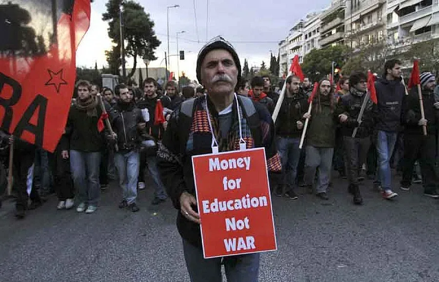 Удрят гърците с нови данъци и съкращения