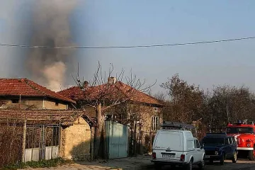 Баба изгоря в дома си, спасиха внука й