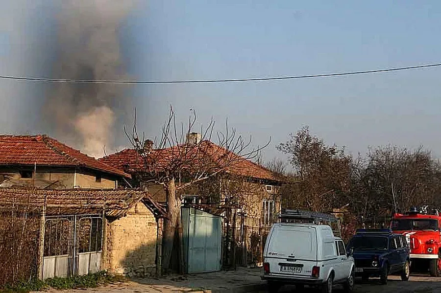 Баба изгоря в дома си, спасиха внука й