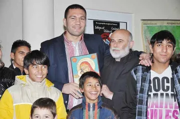 Кобрата радва деца с шампионския пояс и лакомства