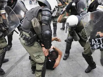 Гръцката полицията разпръсна протест със сълзотворен газ  