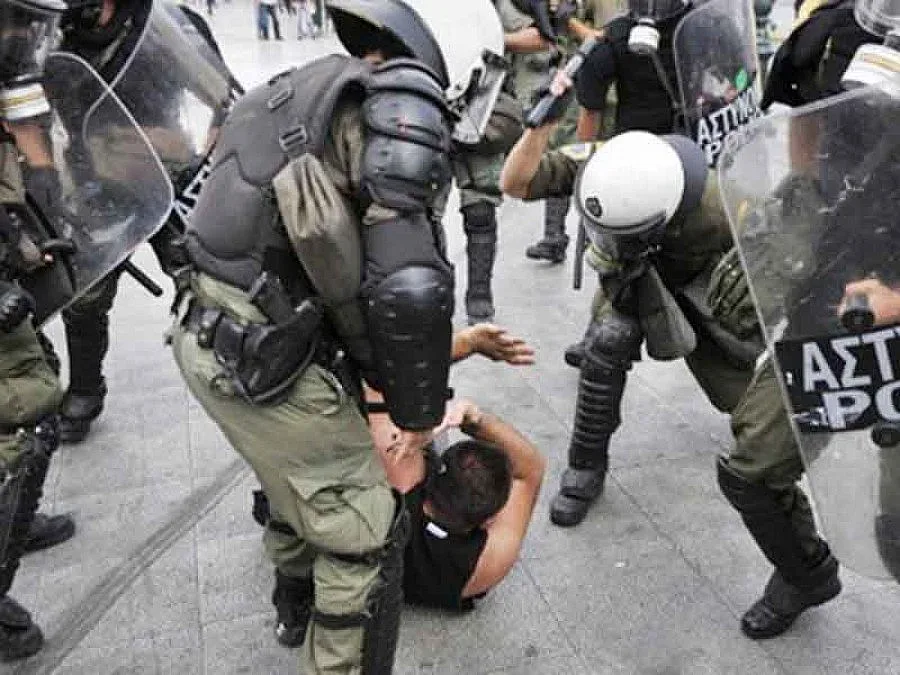 Гръцката полицията разпръсна протест със сълзотворен газ  