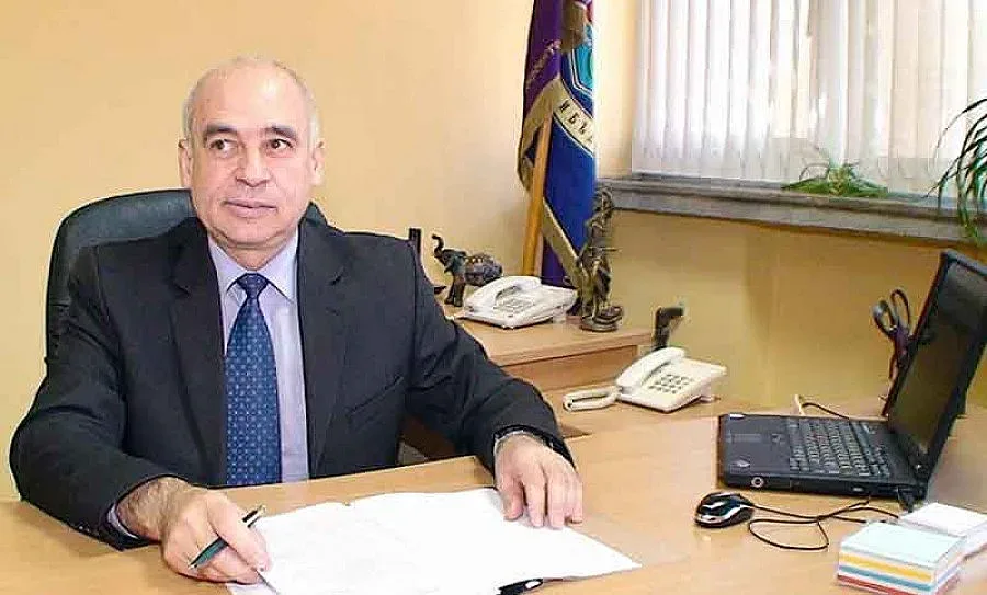 Кмет уволнява жена си и дъщеря си от общината