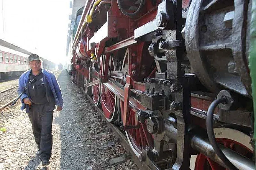 375 си тръгнаха с по 6 заплати от БДЖ