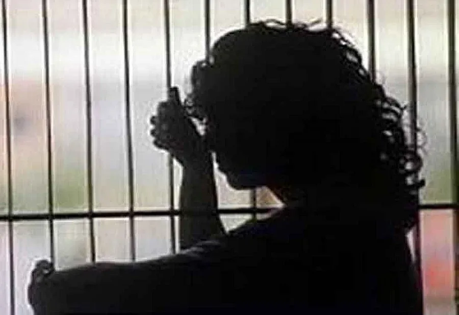 Затвор за майка, зарязала 4 деца