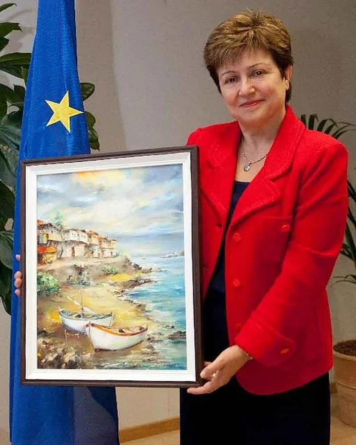 Министър Дончев дава любимата си раница на търг