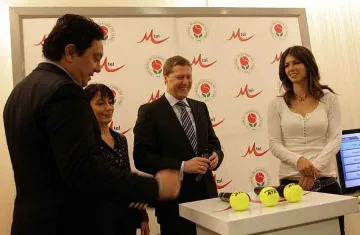 "М-Тел" зарадва Пиронкова с iPhone 4S