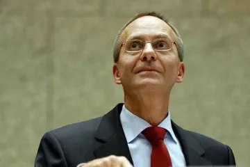 Холандия ни реже за още две години