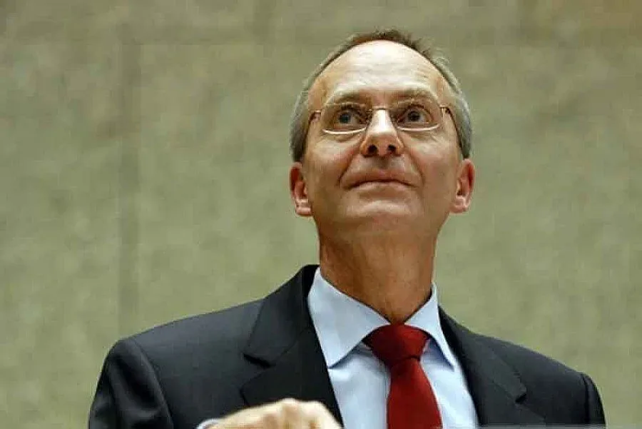 Холандия ни реже за още две години