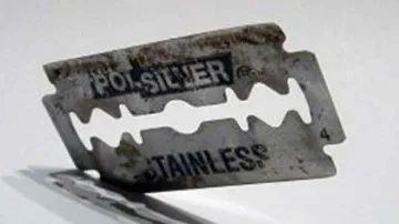 Самоубиец се нагълта с бръснарски ножчета