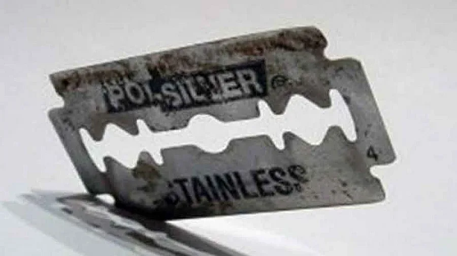 Самоубиец се нагълта с бръснарски ножчета