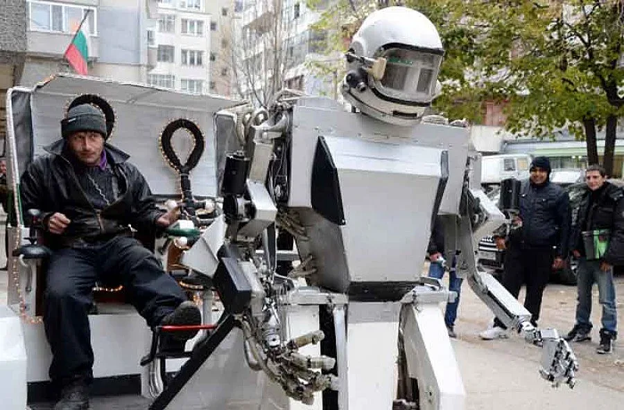 Роботът Желязко тегли рикша във Варна