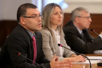 Чиновниците със заплати до 3500 лева