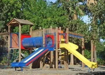 Ударно ремонтират детските площадки в София