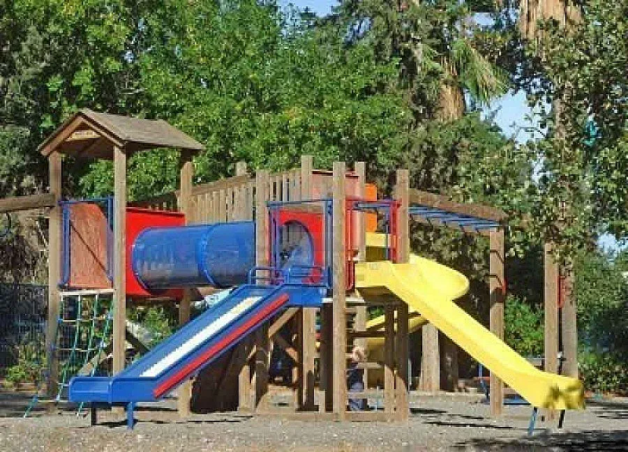 Ударно ремонтират детските площадки в София