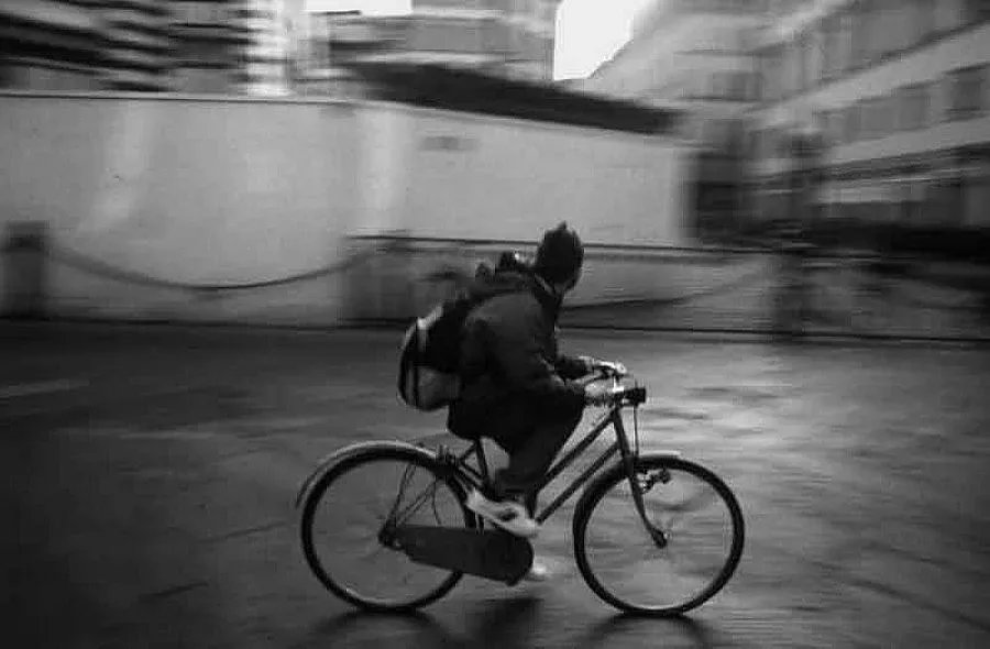 Крадец с колело обра бижутерски магазин