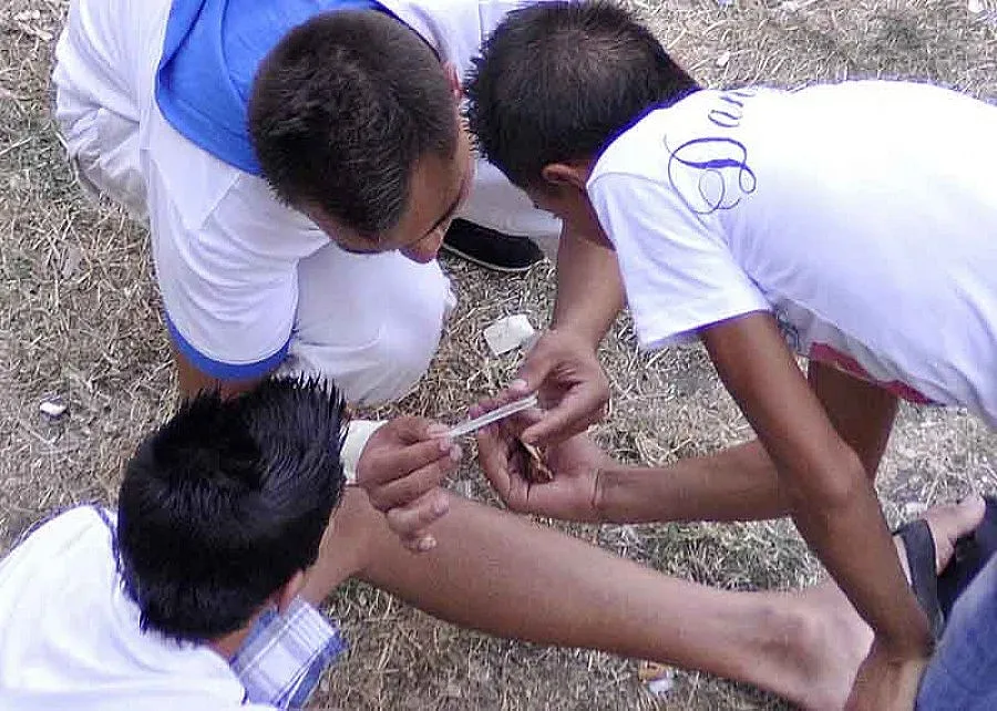 18 000 ученици посягат към дрогата