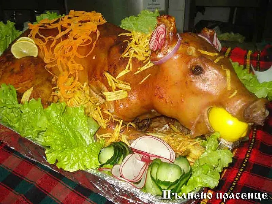 Юнак се подготви за постите, изяде цяло прасе