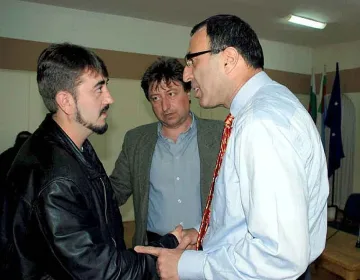 Взеха кръста на политизиран поп