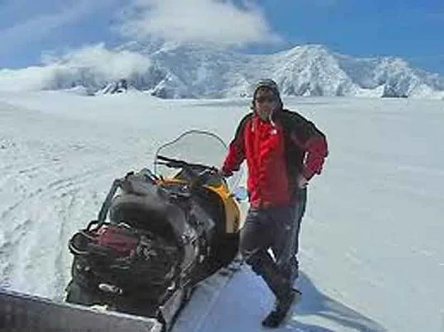 Шефът на антарктиците ни на косъм от смъртта