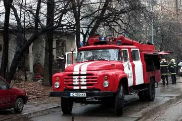 Баща и син клошари запалиха апартамента си