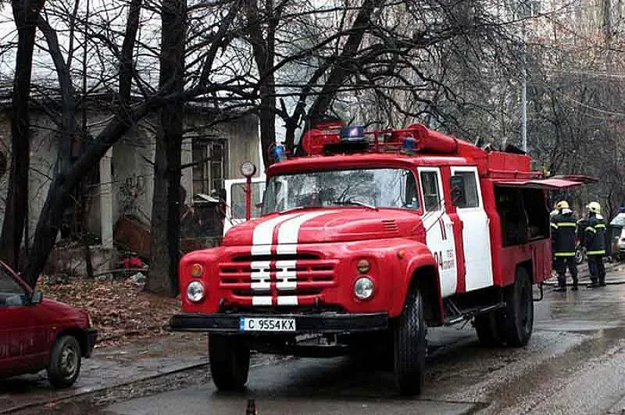 Баща и син клошари запалиха апартамента си