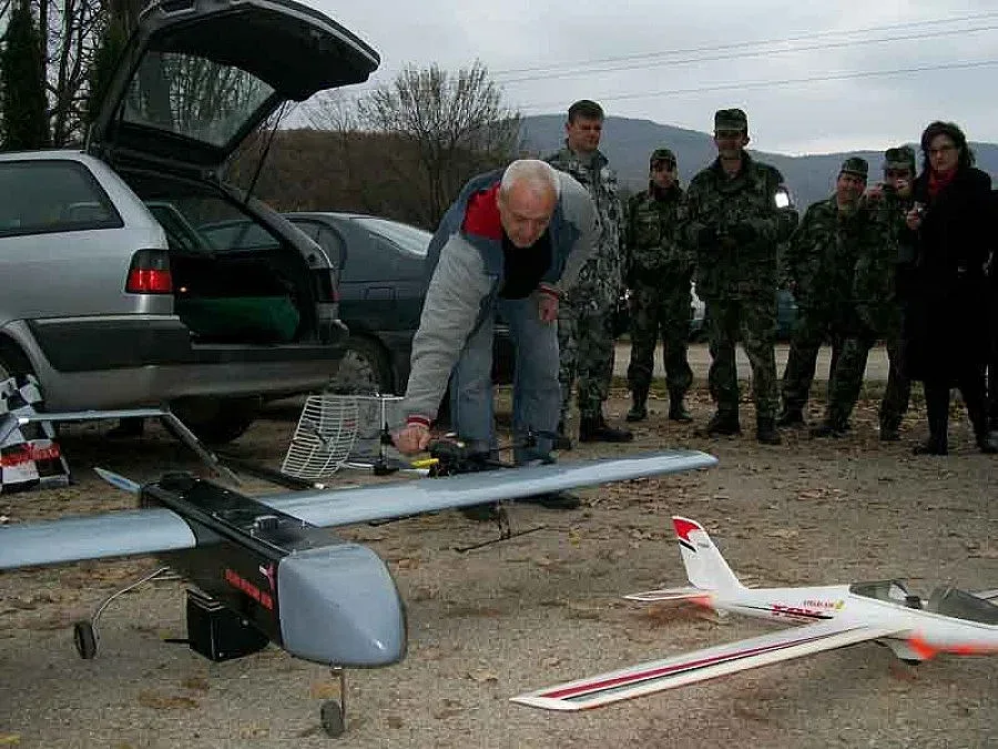 Роботът потвърди: Взривен е само един склад