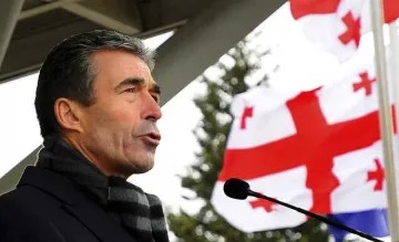 Шефът на НАТО със счупена ръка след падане от колело