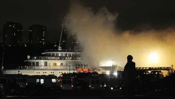 Пожар на кораб край Москва, спасиха пътниците