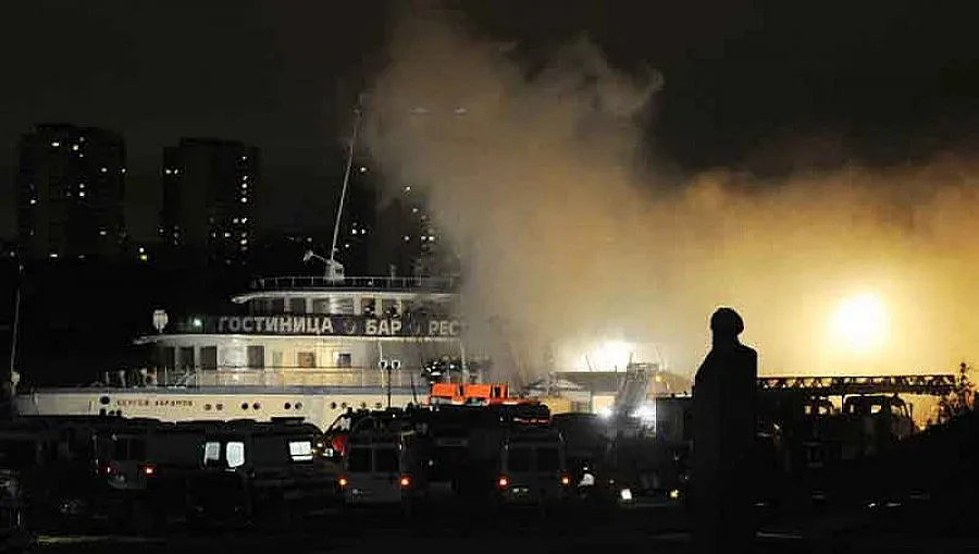 Пожар на кораб край Москва, спасиха пътниците