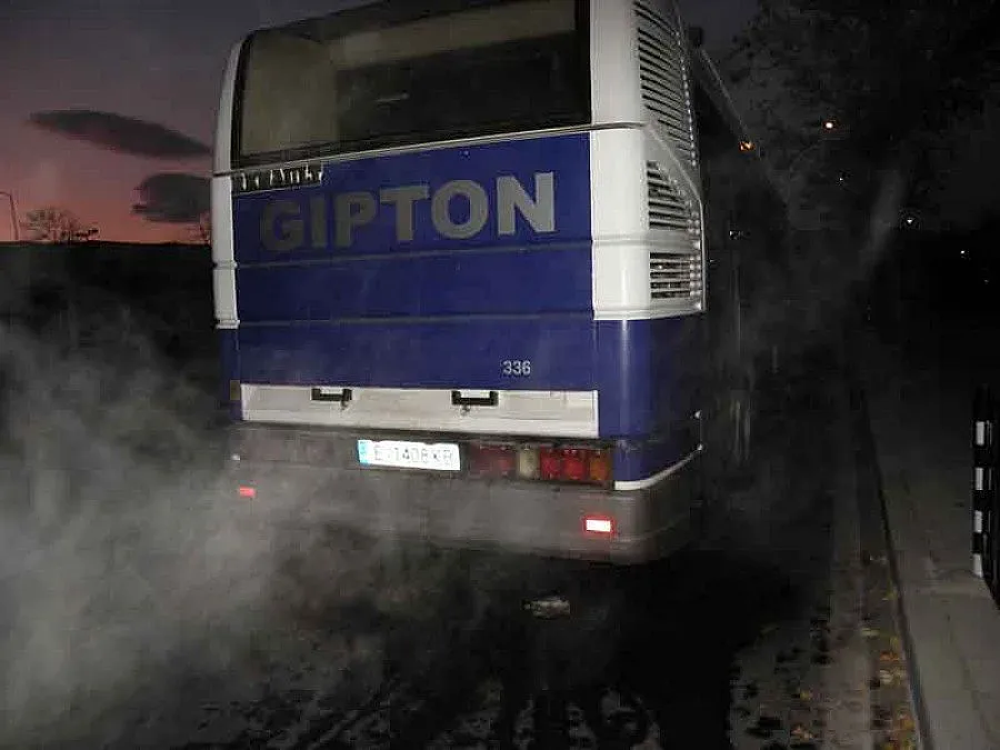 Водна помпа бълва пара в градски автобус