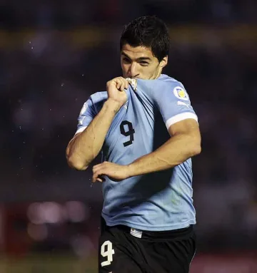 Шоу на Луис Суарес при 4:0 за Уругвай