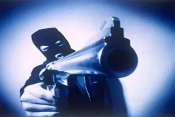 Въоръжени  с  маски обраха бензиностанция