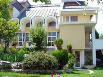 Граждани вдигат палати в села