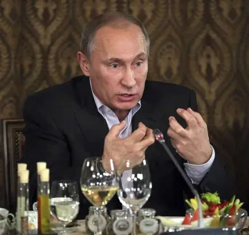 Путин привлича млади избиратели със секси клип