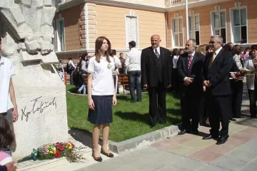 Школо завъртя три медии без цензура