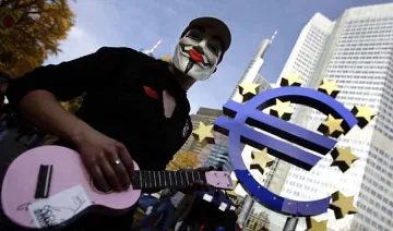 Гърците дръпнали от банките 5 млрд. евро за седмица