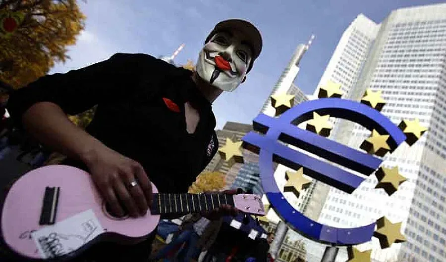 Гърците дръпнали от банките 5 млрд. евро за седмица