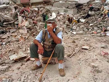 Шок и ужас в Турция, най-малко 7 жертви на нов мощен трус (ВИДЕО) 