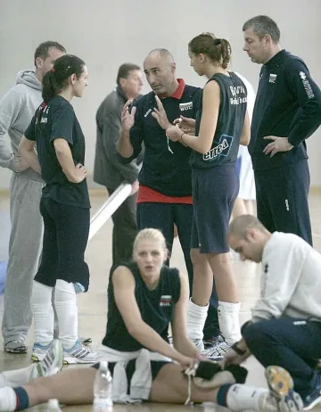 Волейболистките обърнаха и домакините