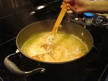 Серопозитивен бърка манджи в затвора