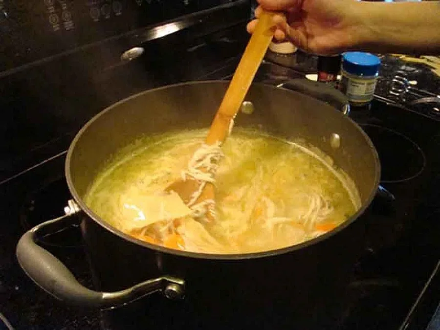 Серопозитивен бърка манджи в затвора