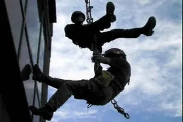 Пенсионер реже въжето на алпинист  