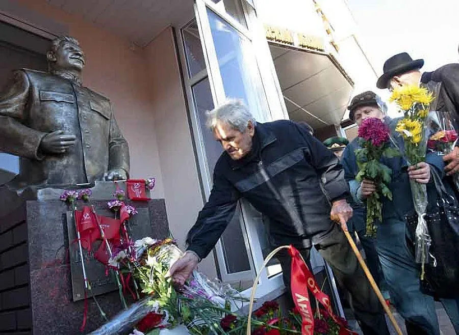 Нова статуя на Сталин вдигнаха в Украйна