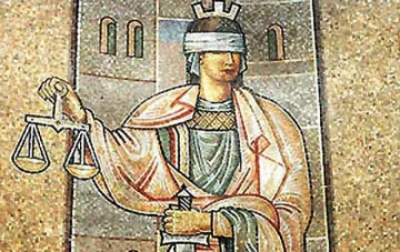 Прокурор и съветник в битка за Темида