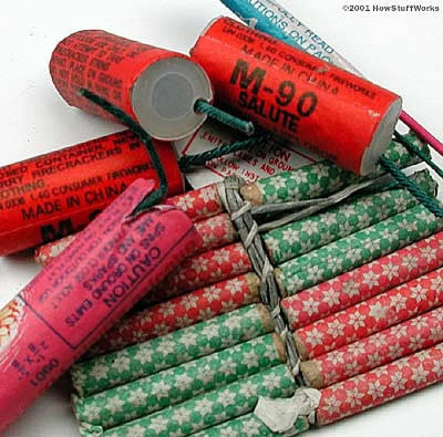 Деца опожариха 140 магазина с пиратка